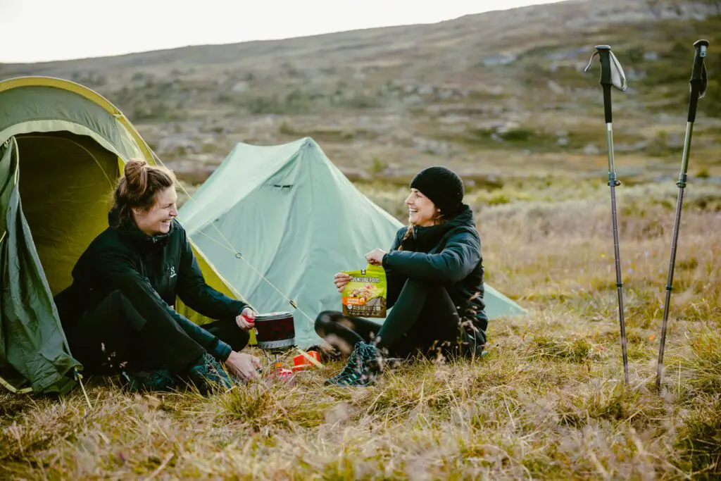 Wanderer, die gefriergetrocknete Nahrung in Norwegen auf dem Norway Trail essen.