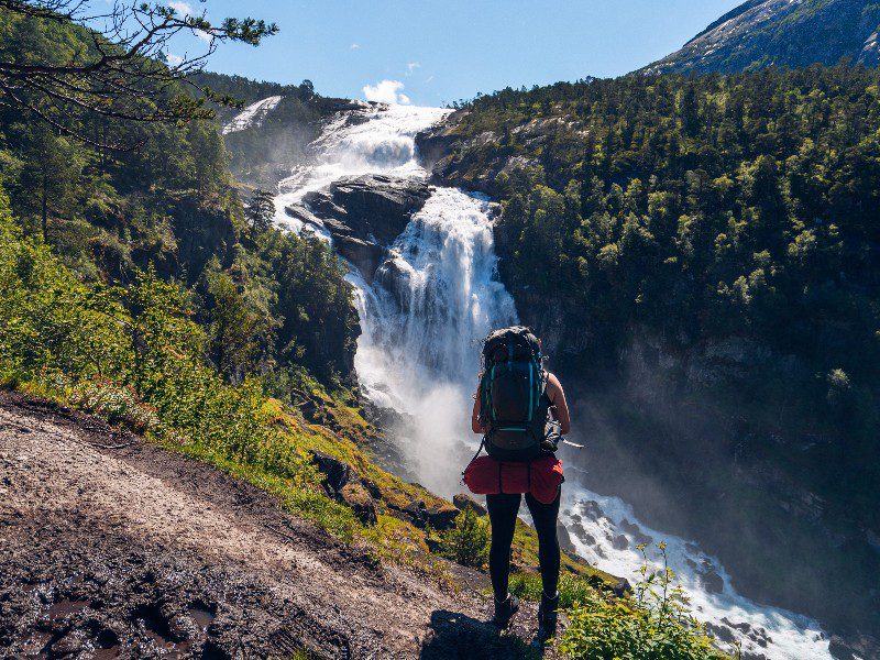 een vrouw die kijkt naar een waterval