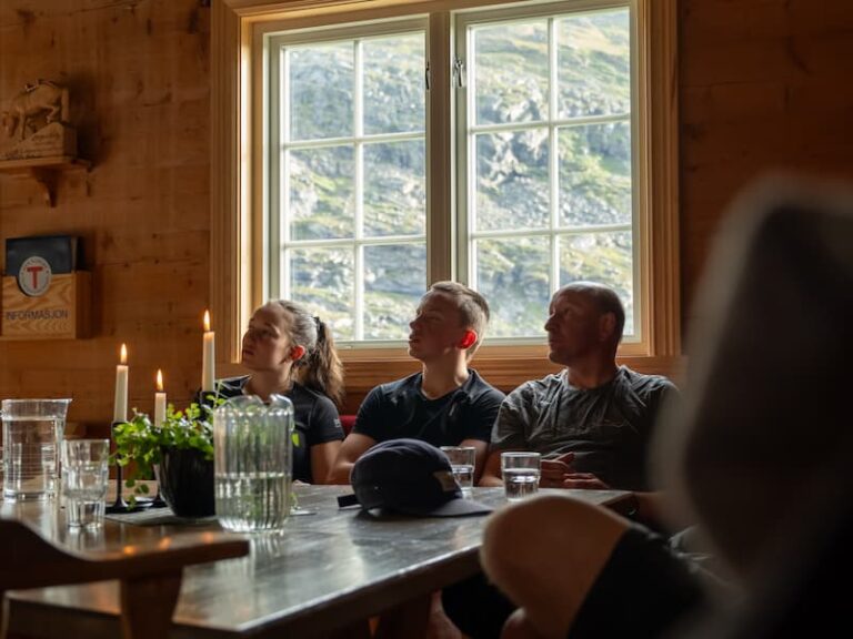 Een groep die aan tafel zit