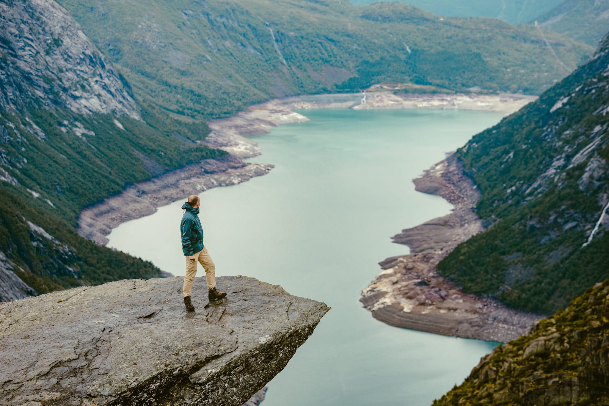 Homme avec un paysage sur le Norway trail